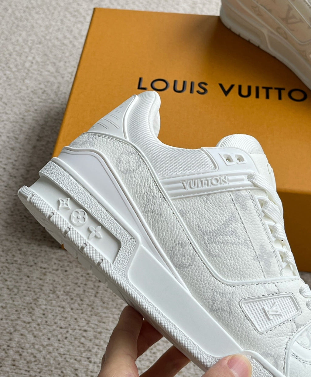 25 Luxury V Brand Casual Sneakers 0425102208