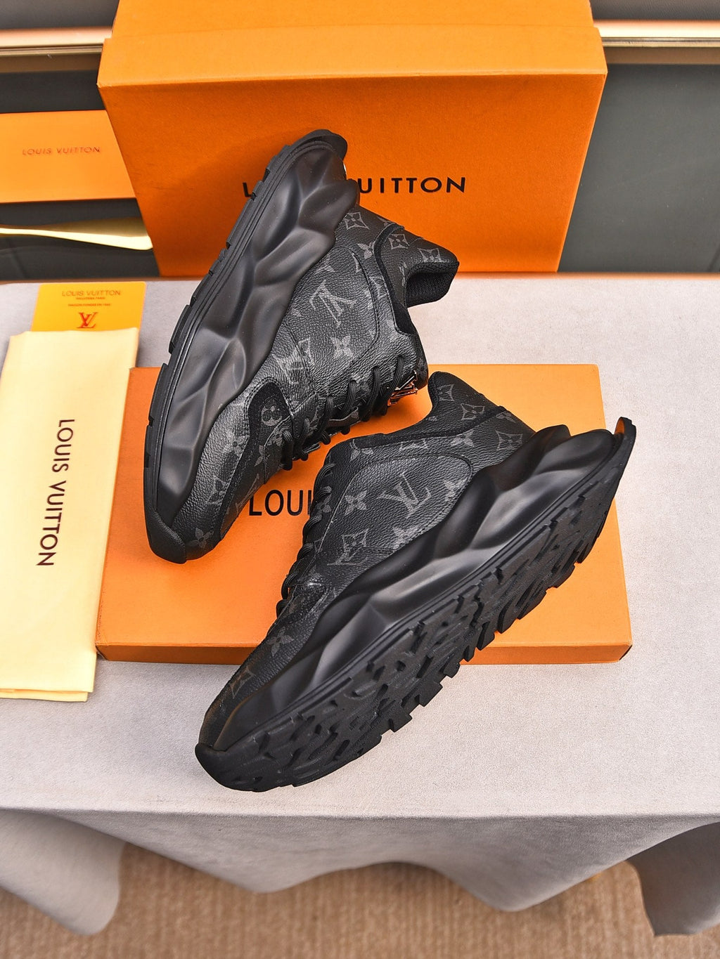New Luxury V-pattern Sole Sneakers 0424081504