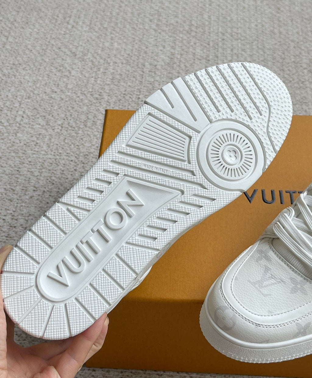 25 Luxury V Brand Casual Sneakers 0425102208